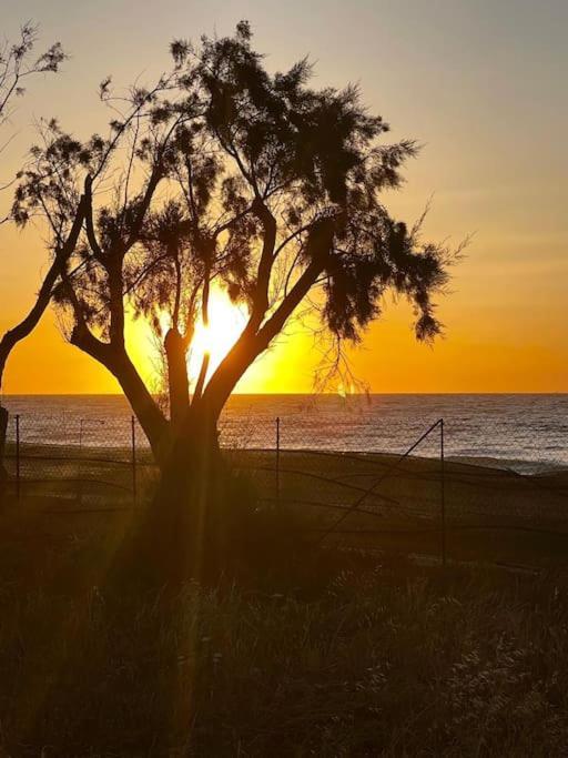 Lambou Beach Sunset Szoroní Kültér fotó
