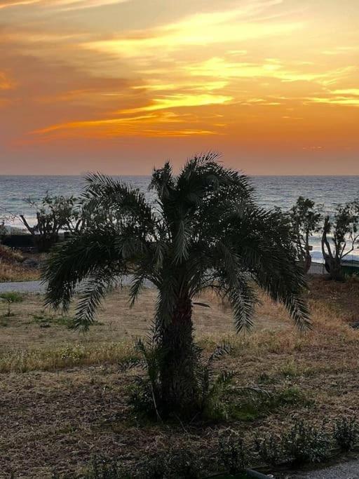 Lambou Beach Sunset Szoroní Kültér fotó