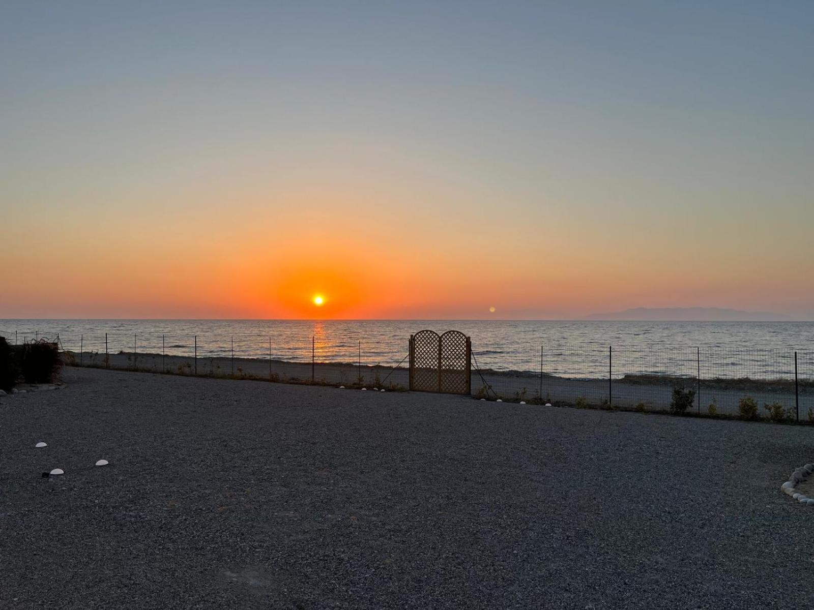 Lambou Beach Sunset Szoroní Kültér fotó