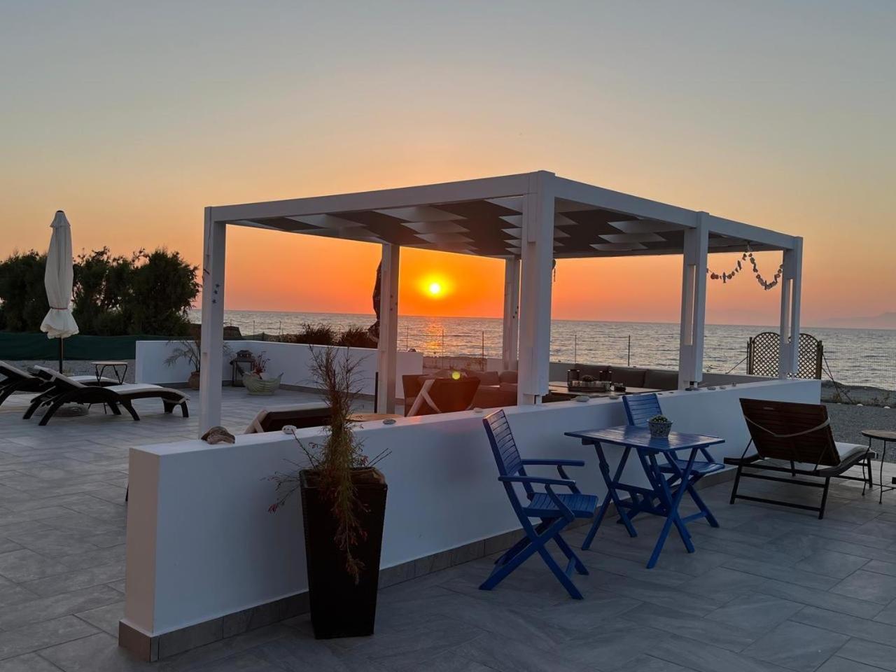 Lambou Beach Sunset Szoroní Kültér fotó